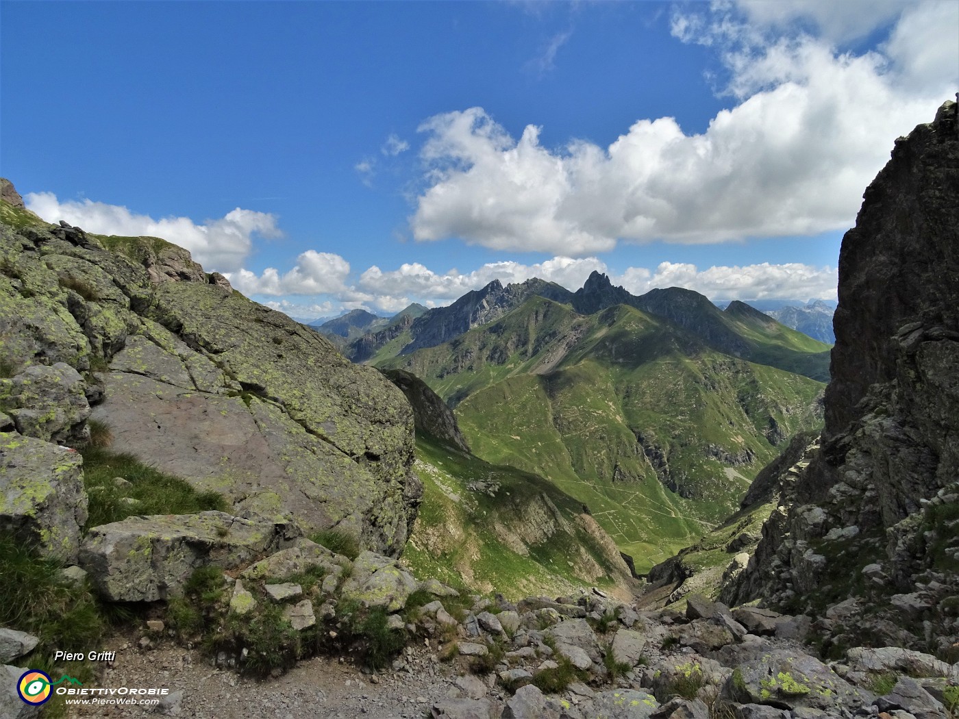 38 Vista dalla Bocchetta di Val Pianella verso la Val Salmurano .JPG